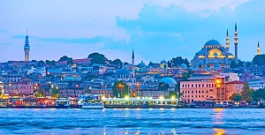 İstanbul, Türkiye'de Marmara Bölgesi'nde yer alan ve İstanbul ilinin merkezi olan şehirdir.